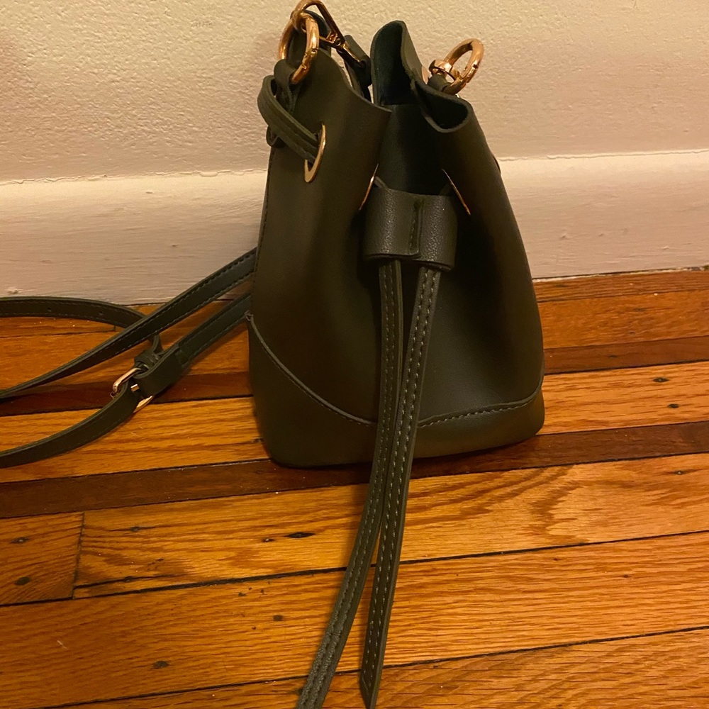 Green bucket bag with gold details